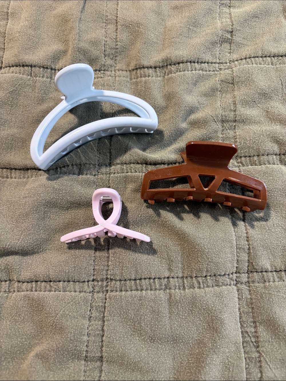 3-Pack Women's Hair Claw Clip Set – White, Brown & Pink
